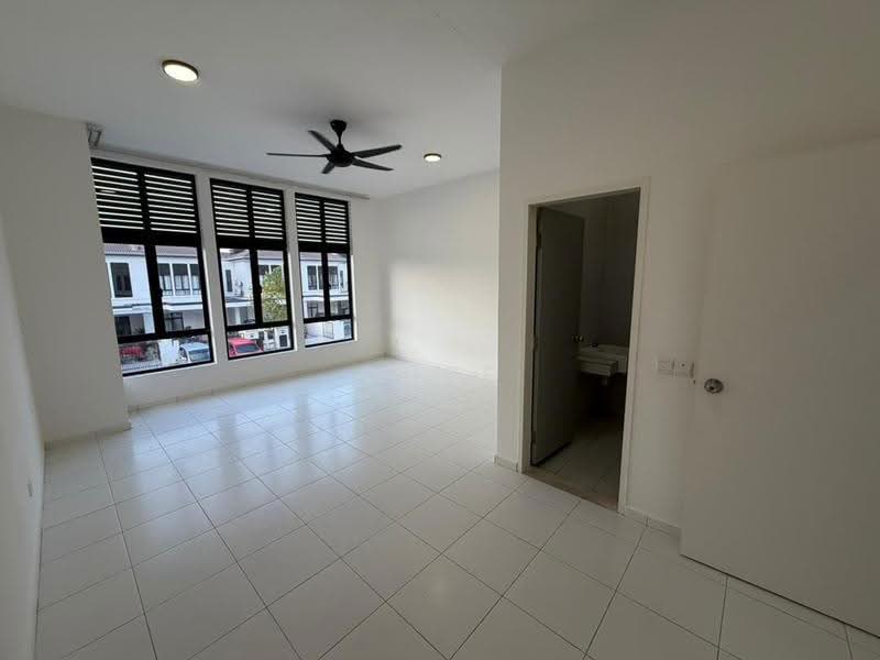 2-storey Terraced House for Sale in Bandar Puncak Alam (Puncak Alam) - Chee Hin - Living Room - PropertyGuru.com.my