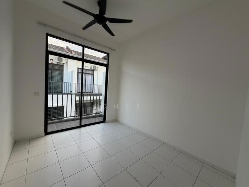 2-storey Terraced House for Sale in Bandar Puncak Alam (Puncak Alam) - Chee Hin - Balcony - PropertyGuru.com.my