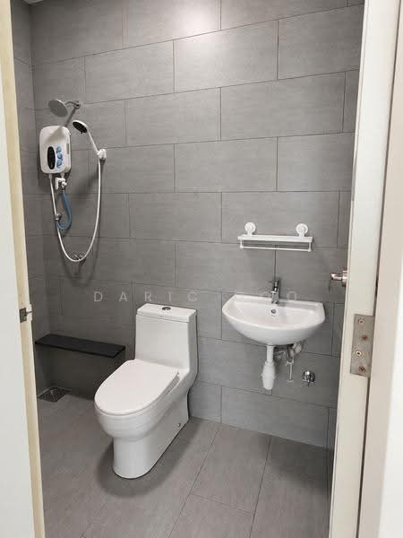 Kediaman Servis untuk Dijual di Ong Kim Wee Residence - Daric Goo - Bathroom - PropertyGuru.com.my
