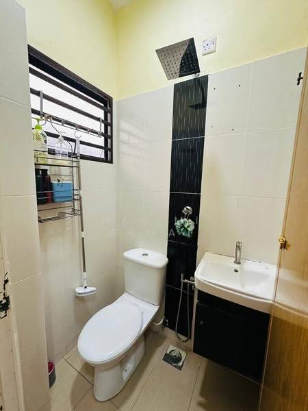 Rumah Berkembar untuk Dijual di Taman Tropika 2 (Kajang) - Hakimi Akmal - Bathroom - PropertyGuru.com.my