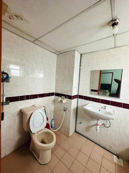 Kondominium untuk Dijual di Endah Regal Condominium - FARAH HANIM BINTI AD SUHADAK SUHADAK - Bathroom - PropertyGuru.com.my