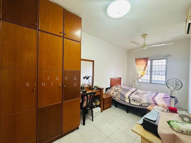 Kondominium untuk Dijual di Endah Regal Condominium - FARAH HANIM BINTI AD SUHADAK SUHADAK - Bedroom - PropertyGuru.com.my
