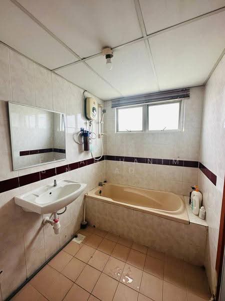 Kondominium untuk Dijual di Endah Regal Condominium - FARAH HANIM BINTI AD SUHADAK SUHADAK - Bathroom - PropertyGuru.com.my