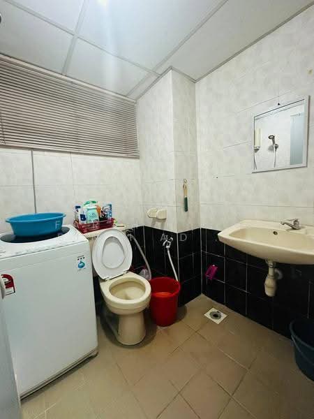 Kondominium untuk Dijual di Endah Regal Condominium - FARAH HANIM BINTI AD SUHADAK SUHADAK - Bathroom - PropertyGuru.com.my