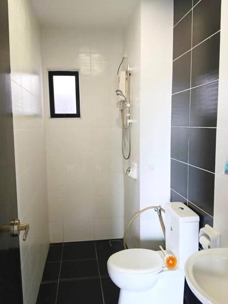 Kediaman Servis untuk Dijual di Sky View - Wenting Lee - Bathroom - PropertyGuru.com.my