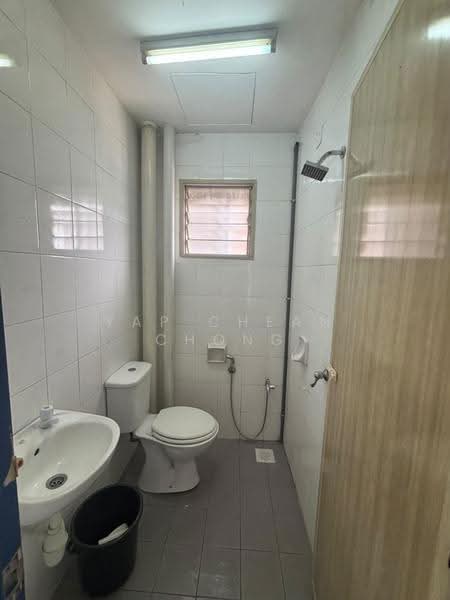 Pangsapuri untuk Disewa di Pangsapuri Akasia (Bandar Botanic) - Yap Chean Chong - Bathroom - PropertyGuru.com.my