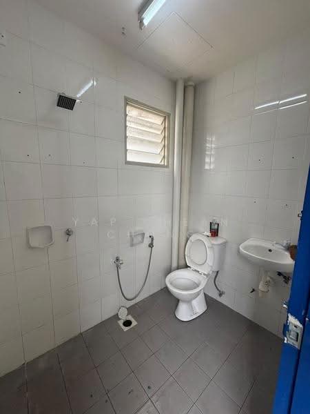 Pangsapuri untuk Disewa di Pangsapuri Akasia (Bandar Botanic) - Yap Chean Chong - Bathroom - PropertyGuru.com.my