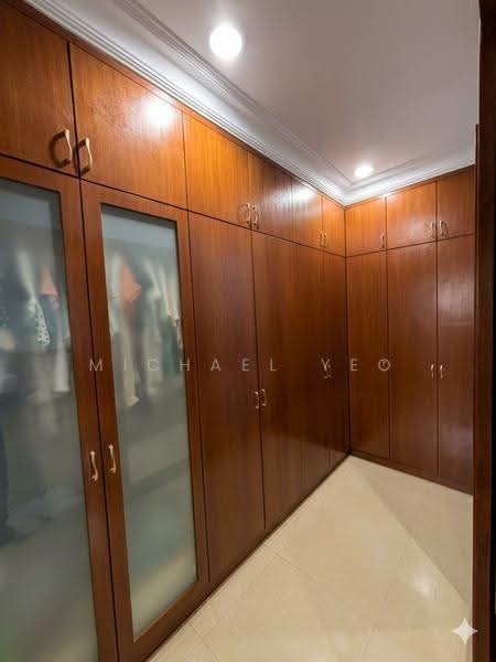 Rumah Berkembar untuk Dijual di Kampung Tunku (Petaling Jaya) - Michael Yeo - Walk-in Wardrobe - PropertyGuru.com.my