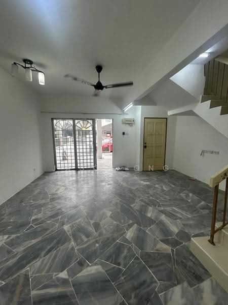 Rumah Teres untuk Dijual di Taman Desa Serdang (Seri Kembangan) - Jason Ong - Living Room - PropertyGuru.com.my