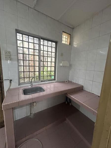 Rumah Teres untuk Dijual di Taman Desa Serdang (Seri Kembangan) - Jason Ong - Kitchen - PropertyGuru.com.my