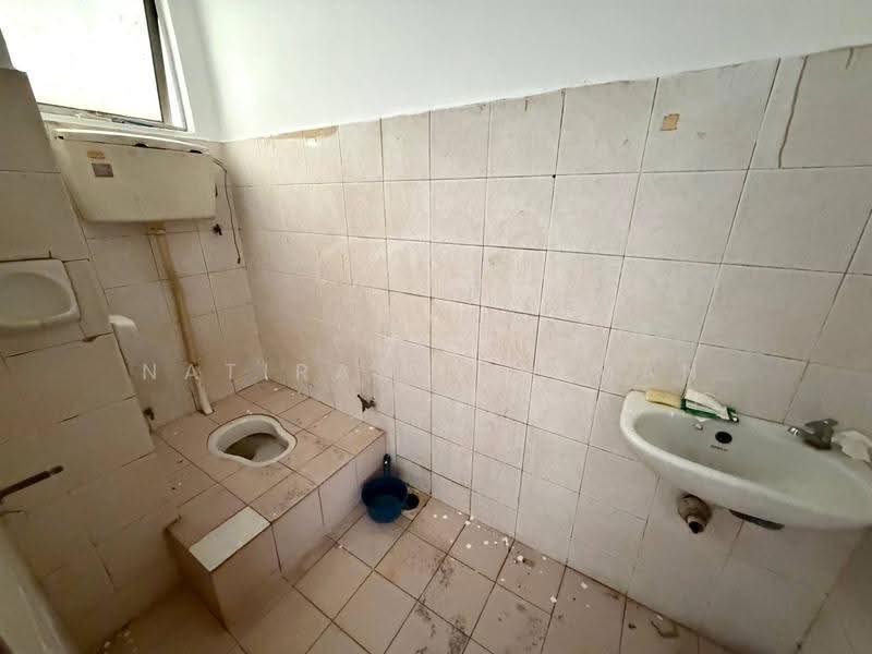 Pangsapuri untuk Dijual di Palm Garden Apartment - Natira Sulaiman - Bathroom - PropertyGuru.com.my