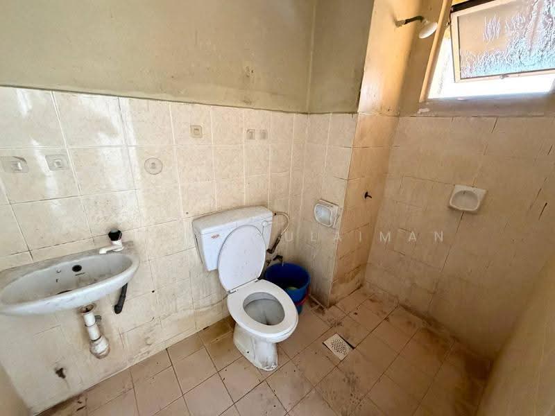 Pangsapuri untuk Dijual di Palm Garden Apartment - Natira Sulaiman - Bathroom - PropertyGuru.com.my