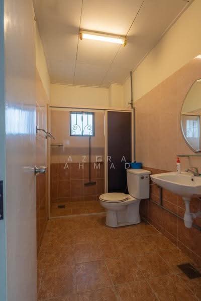 Semi-Detached House for Sale in Taman Setia Balakong (Balakong) - Azira Ahmad - Bathroom - PropertyGuru.com.my