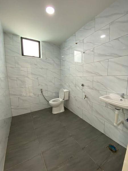 Semi-Detached House for Sale in Taman Majidee (Johor Bahru) - Wallace Ang - Bathroom - PropertyGuru.com.my