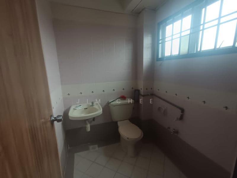 Rumah Teres 2-Tingkat untuk Disewa di Bandar Indahpura (Kulai) - Jim Chee - Bathroom - PropertyGuru.com.my