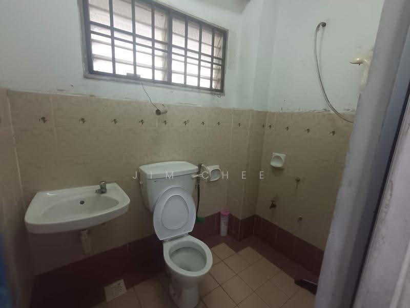 Rumah Teres 2-Tingkat untuk Disewa di Bandar Indahpura (Kulai) - Jim Chee - Bathroom - PropertyGuru.com.my
