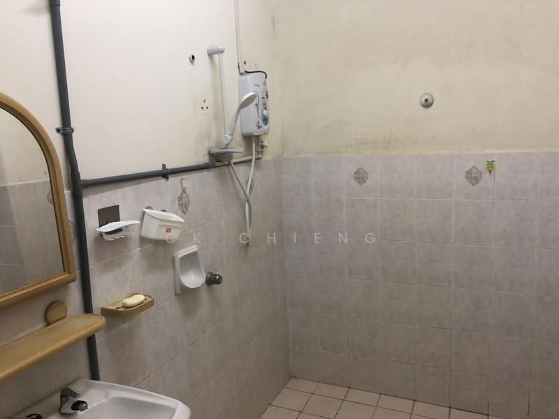 Condominium for Rent at Ridzuan Condominium - CK Chieng - Bathroom - PropertyGuru.com.my