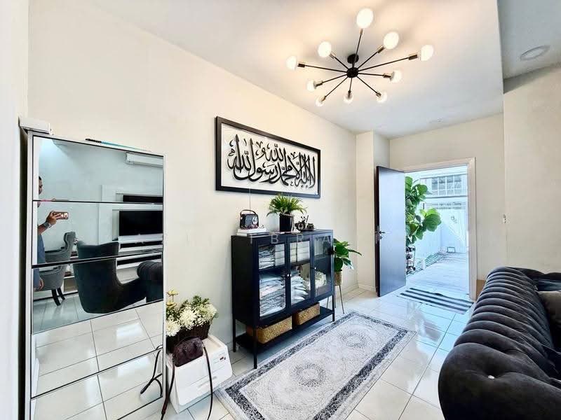 Rumah Teres 2-Tingkat untuk Dijual di Serene Heights (Semenyih) - Azli Ibrahim - Entrance - PropertyGuru.com.my