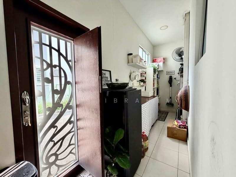 Rumah Teres 2-Tingkat untuk Dijual di Serene Heights (Semenyih) - Azli Ibrahim - Entrance - PropertyGuru.com.my
