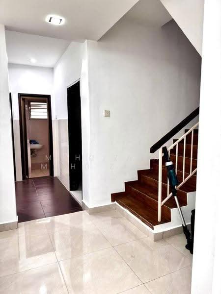 Rumah Teres 2-Tingkat untuk Dijual di TAMAN PUCHONG UTAMA (Puchong) - Mohd Zakri Mohd Zamberi - Entrance - PropertyGuru.com.my