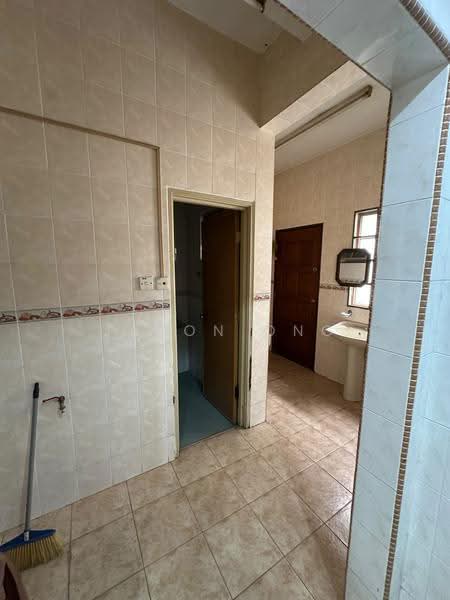Rumah Teres untuk Dijual di Bukit Rahman Putra (Sungai Buloh) - Jason Ong - Bathroom - PropertyGuru.com.my