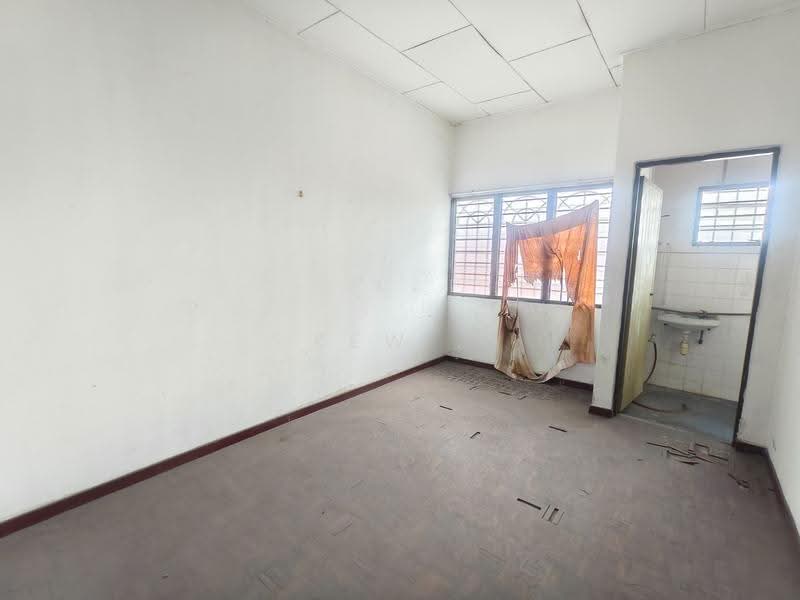 Rumah Teres 2-Tingkat untuk Dijual di Taman Sungai Besi Indah (Seri Kembangan) - Kew . - Bathroom - PropertyGuru.com.my
