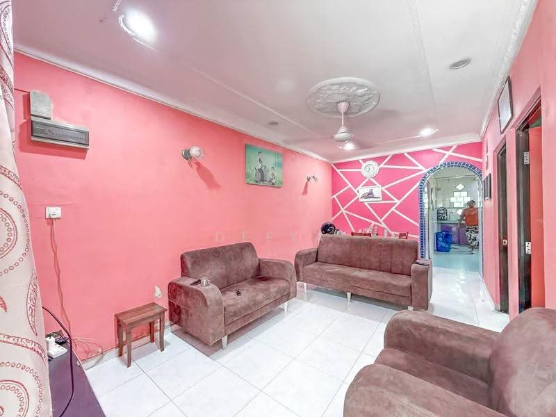 1-storey Terraced House for Sale in Seksyen 5, Bandar Kinrara (Puchong) - Deeya Yusof - Living Room - PropertyGuru.com.my