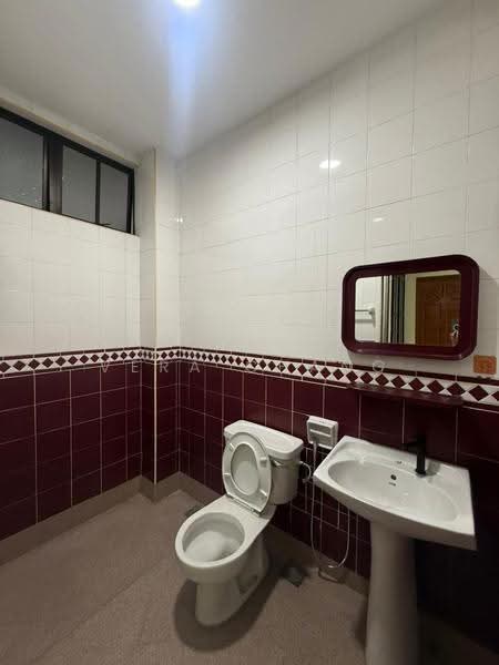 2-storey Terraced House for Rent in Taman Molek (Johor Bahru) - Vera Chang - Bathroom - PropertyGuru.com.my