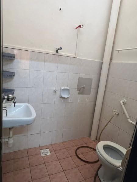 Rumah Teres 1-Tingkat untuk Dijual di Bandar Putra Kulai (Kulai) - Jayden Ng - Bathroom - PropertyGuru.com.my