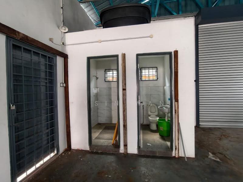 Gudang untuk Disewa di Kampung Cempaka (Petaling Jaya) - Wysin Wan - Bathroom - PropertyGuru.com.my