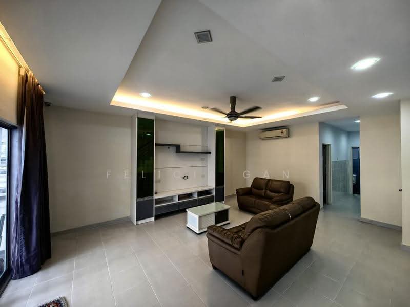 Rumah Teres untuk Dijual di Taman Dato Demang (Seri Kembangan) - Felicia Gan - Living Room - PropertyGuru.com.my