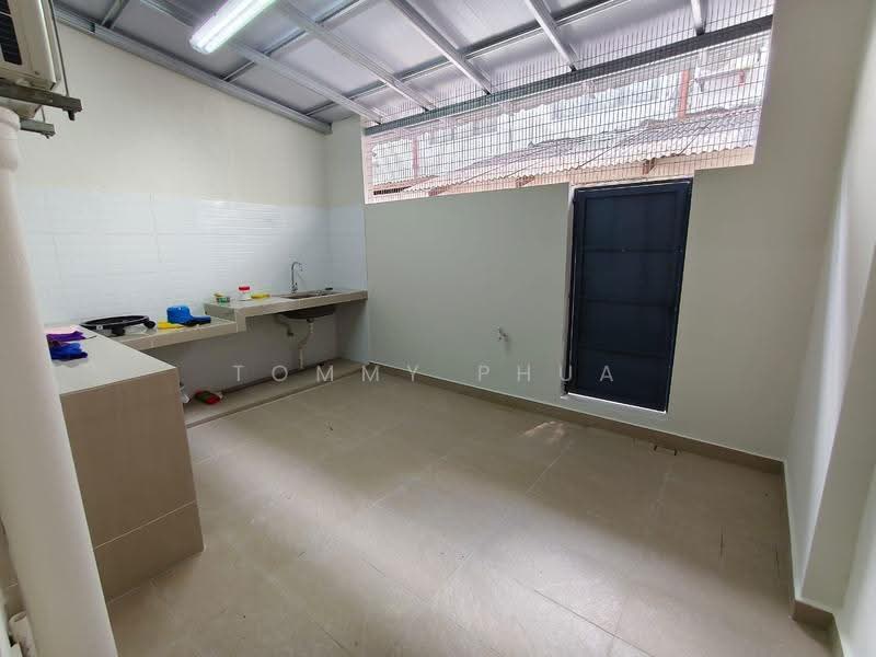 2-storey Terraced House for Rent in Taman Johor Jaya (Johor Bahru) - Tommy Phua - Kitchen - PropertyGuru.com.my