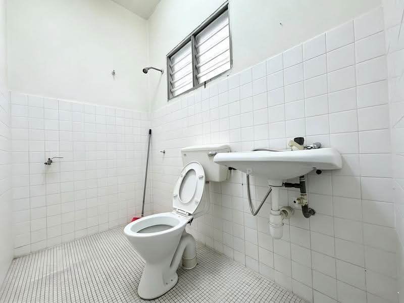Terraced House for Sale in Bandar Country Homes (Rawang) - Tom Yip - Bathroom - PropertyGuru.com.my