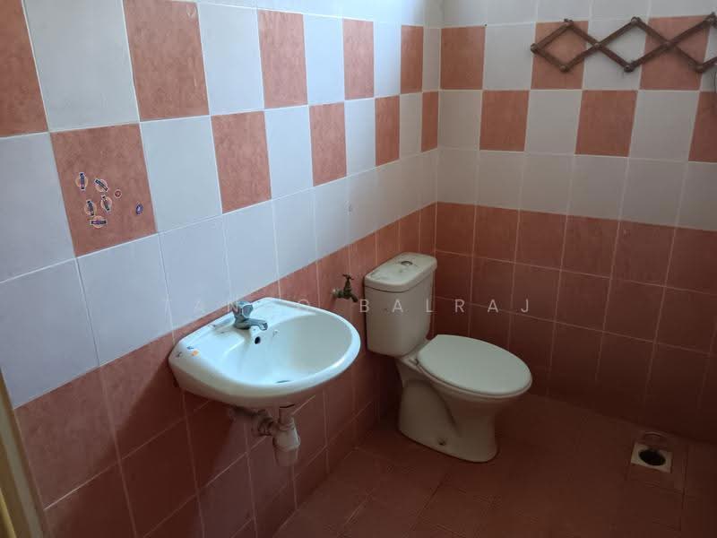 Bungalow House for Rent in Idaman Villa (Labu) - Tango Balraj - Bathroom - PropertyGuru.com.my
