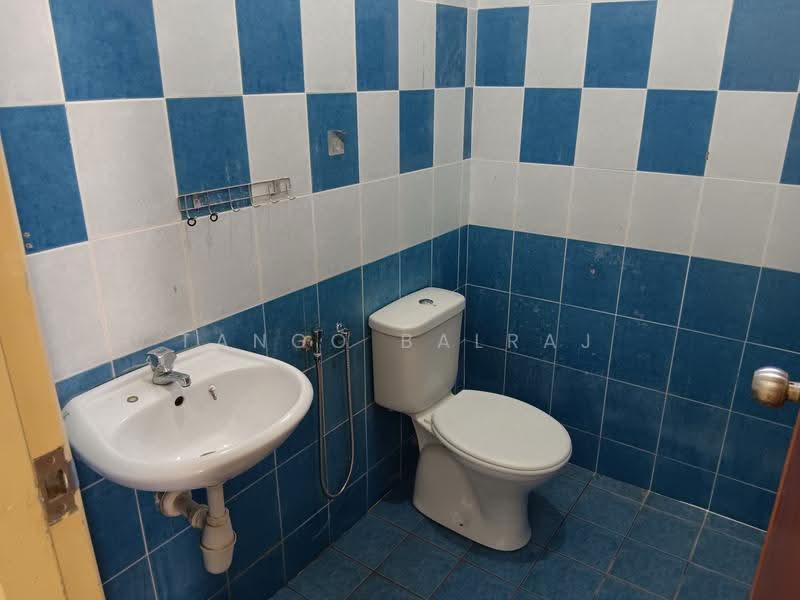 Bungalow House for Rent in Idaman Villa (Labu) - Tango Balraj - Bathroom - PropertyGuru.com.my