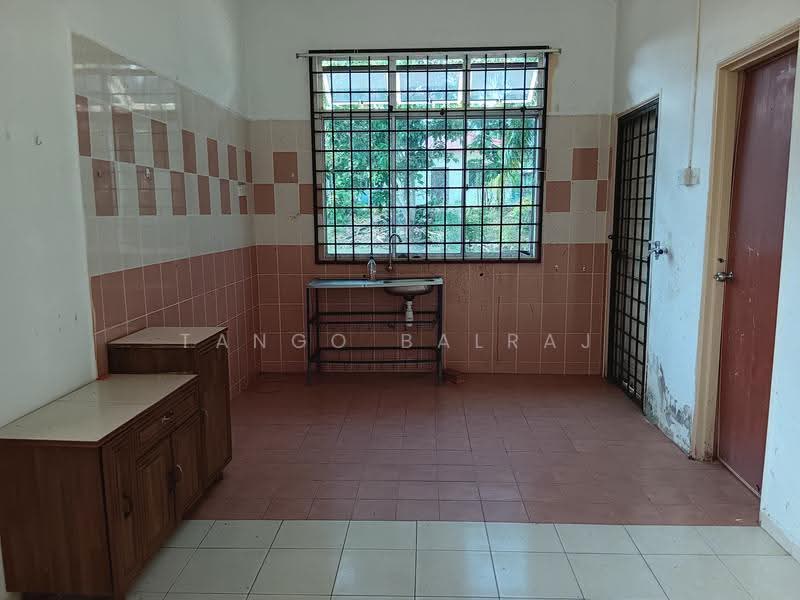 Bungalow House for Rent in Idaman Villa (Labu) - Tango Balraj - Kitchen - PropertyGuru.com.my