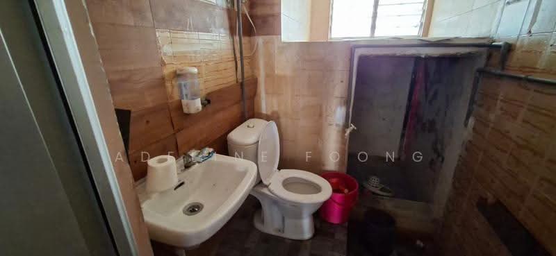 Shop for Rent in Port Klang (Pelabuhan Klang) (Selangor) - Adeline Foong - Bathroom - PropertyGuru.com.my