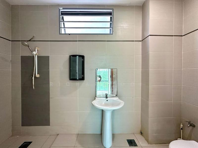 Semi-Detached House for Sale in Bandar Country Homes (Rawang) - Richard Ooi - Bathroom - PropertyGuru.com.my