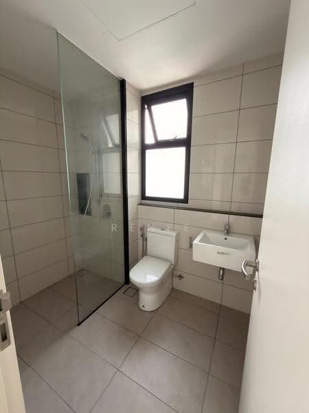Kediaman Servis untuk Dijual di Duta Park Residences - Renee Chin - Bathroom - PropertyGuru.com.my