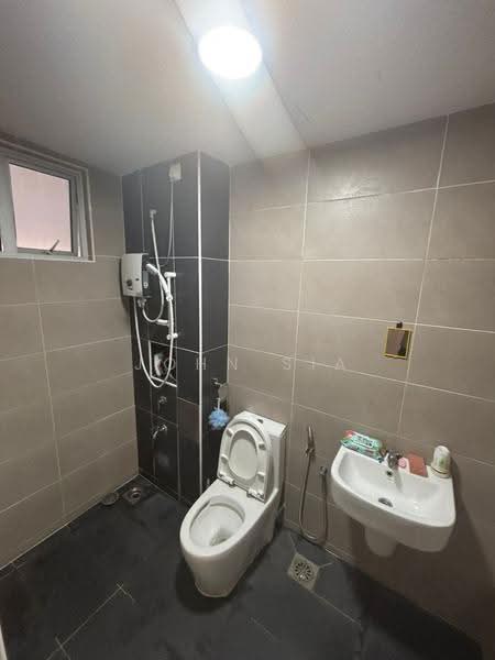 Kediaman Servis untuk Dijual di D'Putra Suites - John Sia - Bathroom - PropertyGuru.com.my