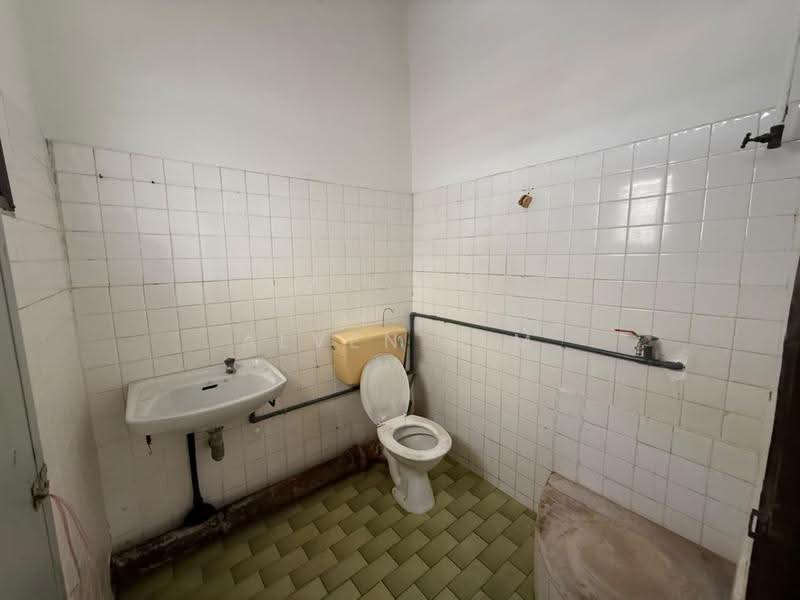 Rumah Teres 2-Tingkat untuk Dijual di Taman Petaling (Kepong) - Alven Lim - Bathroom - PropertyGuru.com.my