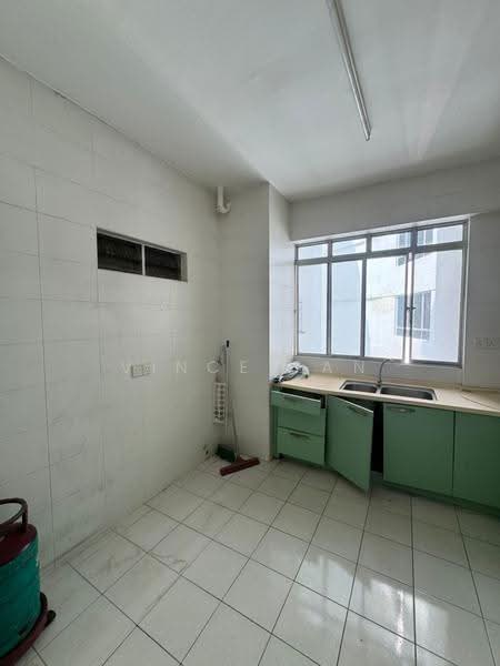 Kondominium untuk Dijual di Putra Place Condominium - Vince Tan - Kitchen - PropertyGuru.com.my