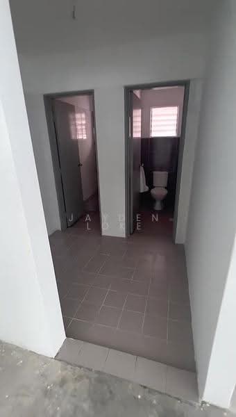 Shop / Office untuk Disewa di Seri Kembangan (Selangor) - Jayden Loke - Bathroom - PropertyGuru.com.my