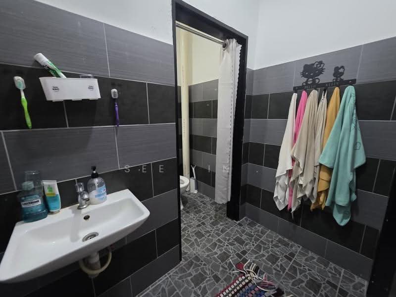 Rumah Teres 2-Tingkat untuk Dijual di Taman Putri Kulai (Kulai) - See Yin . - Bathroom - PropertyGuru.com.my