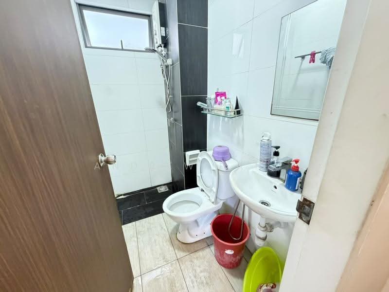 Kediaman Servis untuk Dijual di Seasons Garden Residences - Andrew Pang - Bathroom - PropertyGuru.com.my