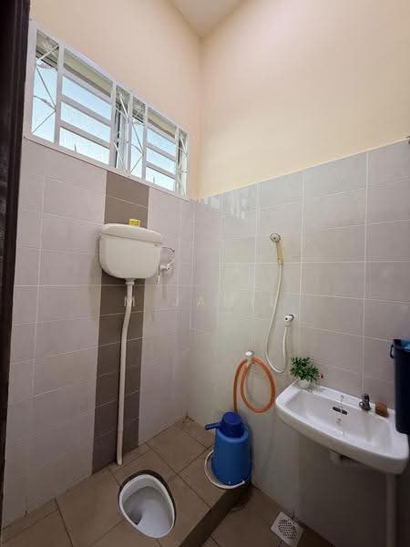Semi-Detached House for Rent in Kampung Parit Raja (Muar) - M Jamil Ali - Bathroom - PropertyGuru.com.my