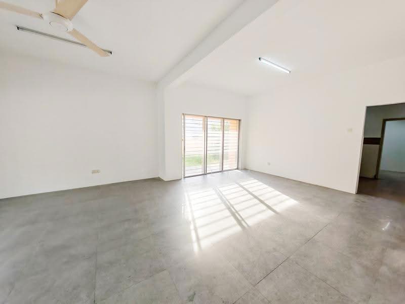 Semi-Detached House for Sale in Bandar Putra Permai (Seri Kembangan) - Sky Lim - Living Room - PropertyGuru.com.my