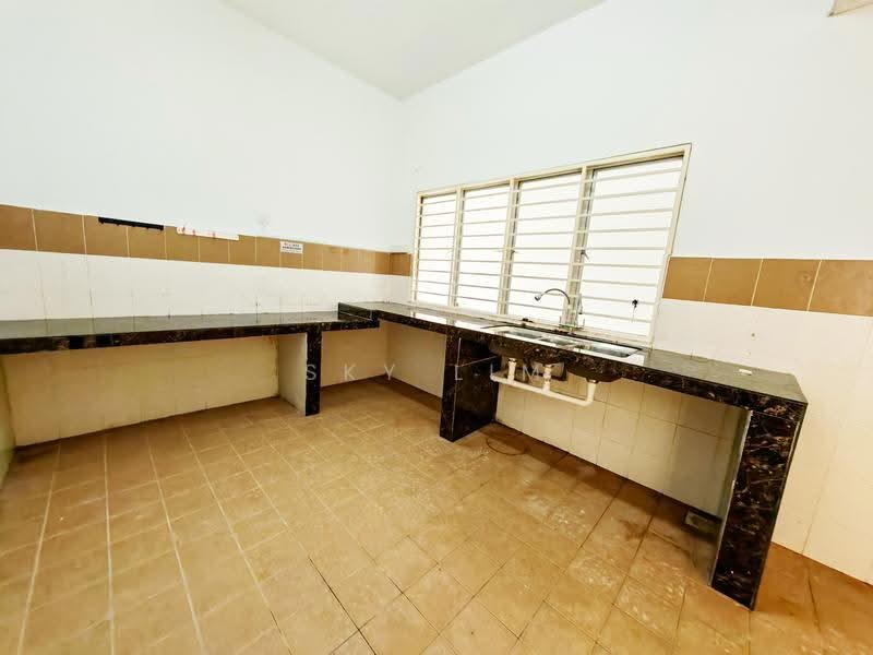 Semi-Detached House for Sale in Bandar Putra Permai (Seri Kembangan) - Sky Lim - Kitchen - PropertyGuru.com.my