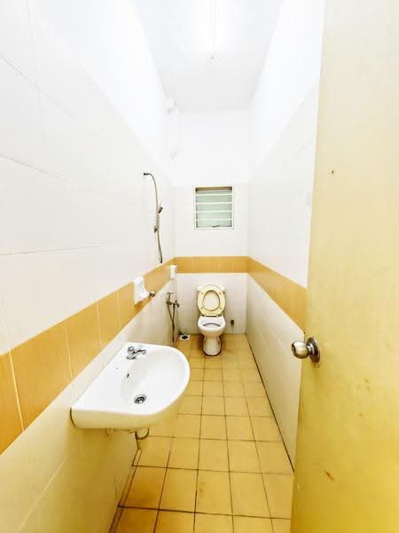Semi-Detached House for Sale in Bandar Putra Permai (Seri Kembangan) - Sky Lim - Bathroom - PropertyGuru.com.my