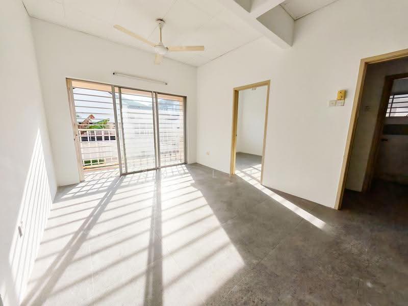 Semi-Detached House for Sale in Bandar Putra Permai (Seri Kembangan) - Sky Lim - Living Room - PropertyGuru.com.my